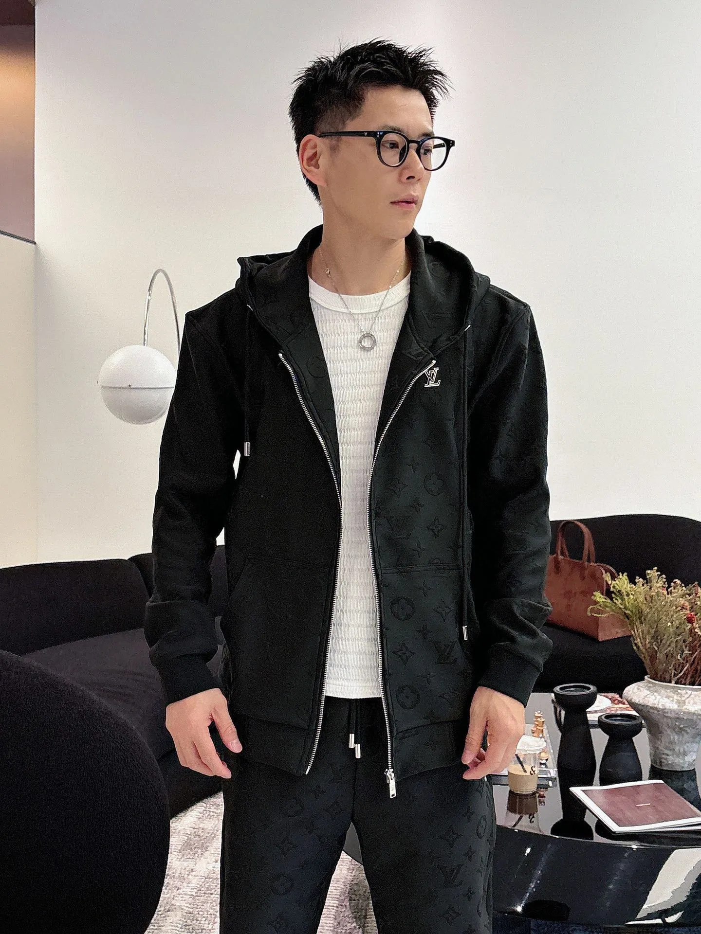 🅿️720 [LV Louis Vuitton] hot-selling suit is coming. Focus on the original version of the official website. 2025 new hot-selling cardigan and sweatshirt suit. The original order is the best. 🇭🇰The meticulous work of top designers. It has a fitting and perfect upper body effect. All-natural high-quality Tencel Roman cotton 100%, close-fitting comfort, noble and elegant! Original hardware embodies elegance and nobility! Counter size: M-3XL (maximum wear up to 190 pounds)